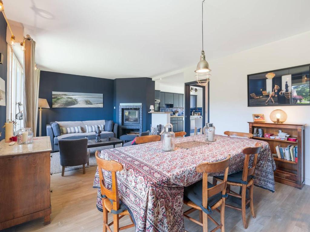 une cuisine et un salon avec une table et des chaises dans l'établissement Maison spacieuse avec jardin et animaux admis - FR-1-821-42, à Le Touquet-Paris-Plage