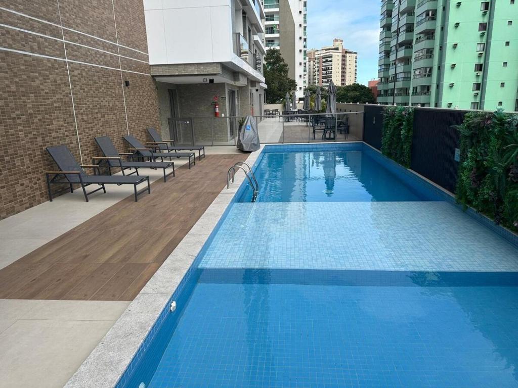 Bazén v ubytování Ap Novo Moderno Itapua Vila Velha ES nebo v jeho okolí