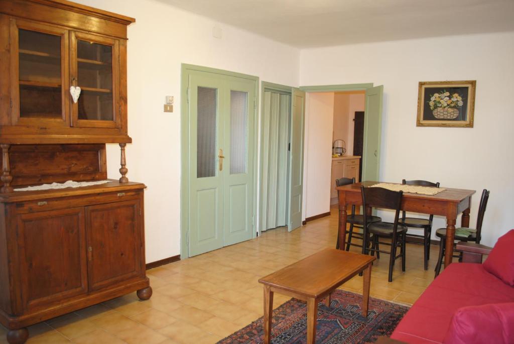 un soggiorno con divano e tavolo di Casa della Nonna a Gargnano