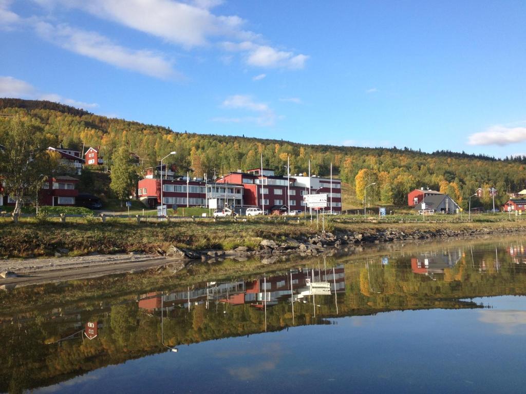 a town next to a river with houses at Tärnaby Fjällhotell in Tärnaby