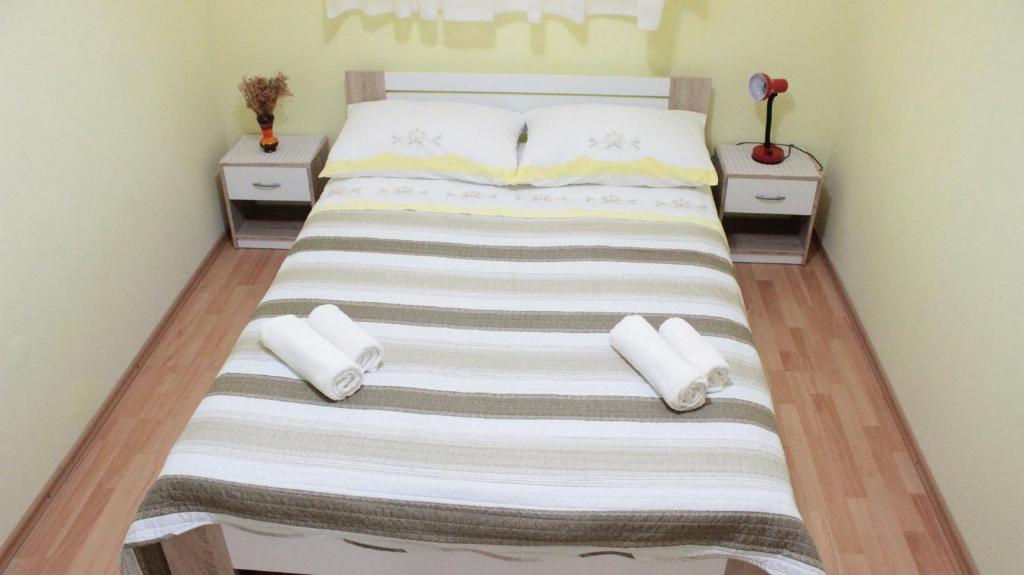 Un pat sau paturi într-o cameră la Apartments Ustavdic
