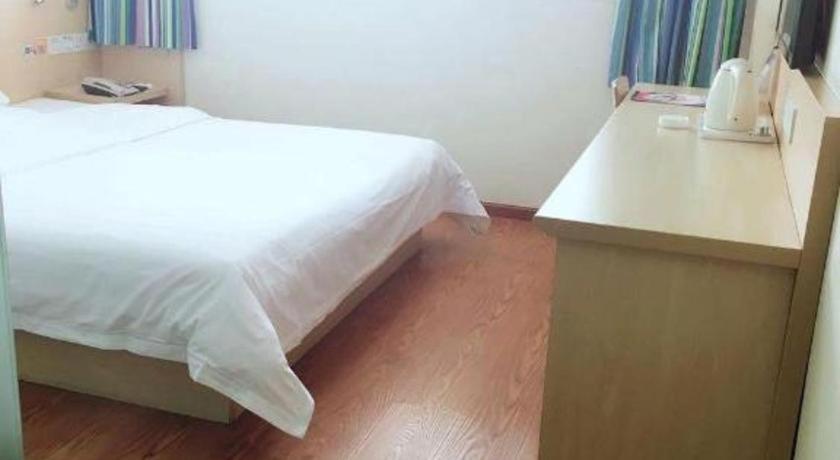 7 Days Inn Chengdu North Railway Metro Station客房内的一张或多张床位