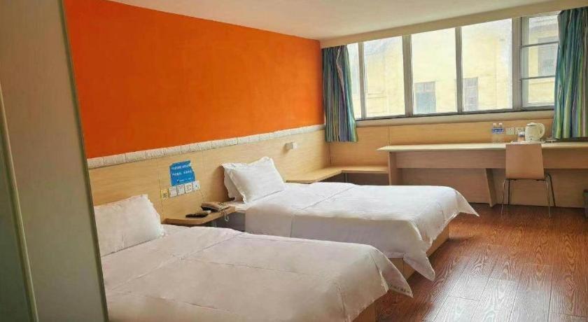 7 Days Inn Chengdu North Railway Metro Station客房内的一张或多张床位