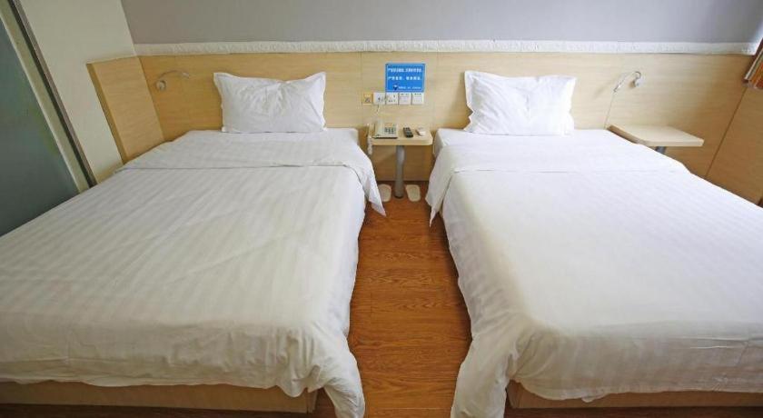 7 Days Inn Chengdu North Railway Metro Station客房内的一张或多张床位