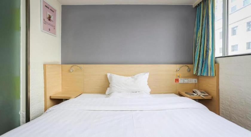 7 Days Inn Chengdu North Railway Metro Station客房内的一张或多张床位