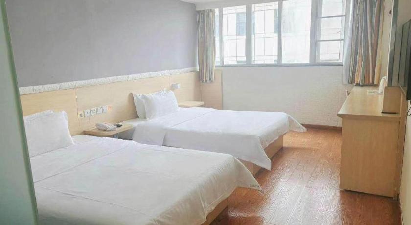 7 Days Inn Chengdu North Railway Metro Station客房内的一张或多张床位