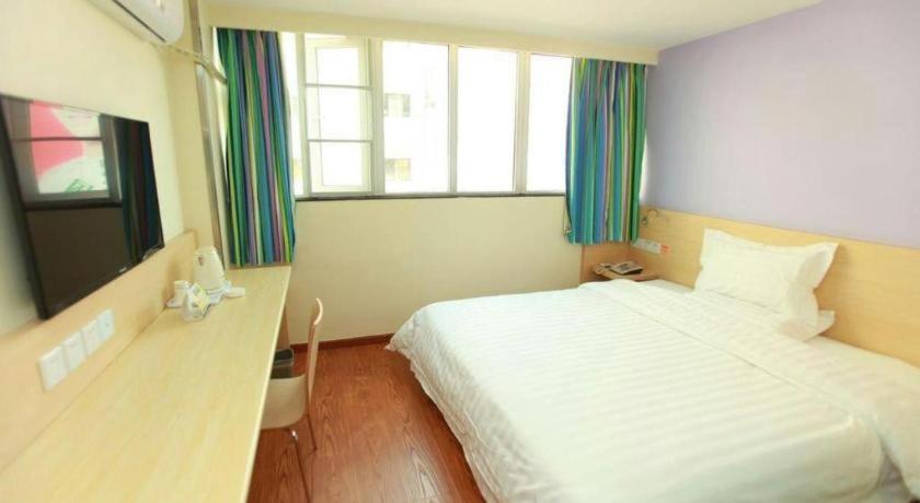 7 Days Inn Chengdu North Railway Metro Station客房内的一张或多张床位