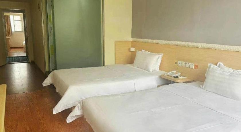 7 Days Inn Chengdu North Railway Metro Station客房内的一张或多张床位