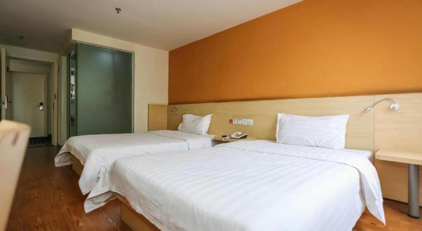 7 Days Inn Chengdu North Railway Metro Station客房内的一张或多张床位