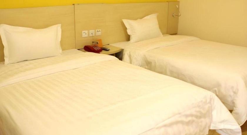 7 Days Inn Chengdu North Railway Metro Station客房内的一张或多张床位