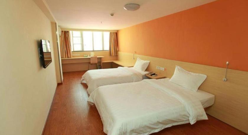 7 Days Inn Chengdu North Railway Metro Station客房内的一张或多张床位