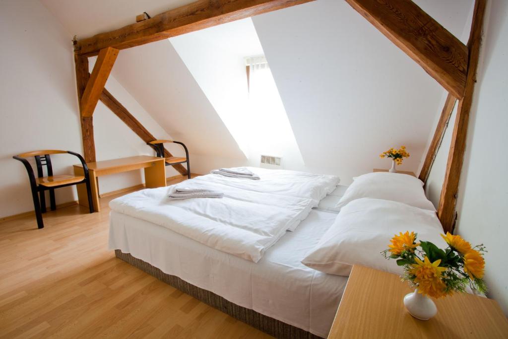 Un pat sau paturi într-o cameră la Motel Svatý Kryštof