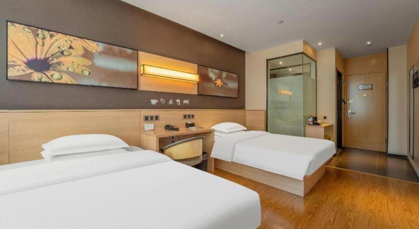 Postel nebo postele na pokoji v ubytování IU Hotels Xinzhou Bus Terminal