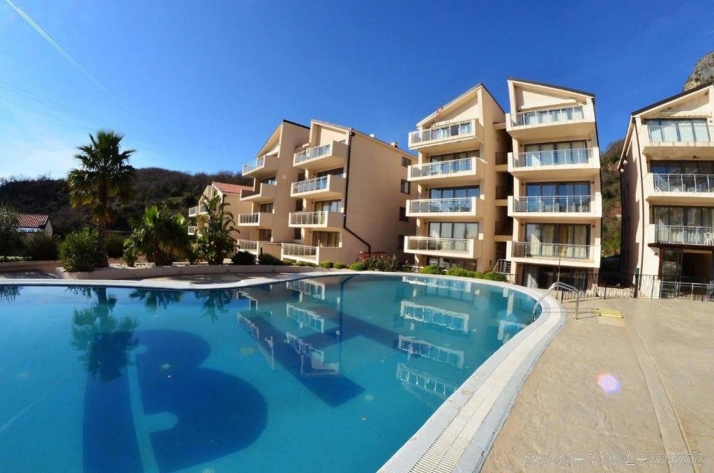 a large swimming pool in front of a building at Infinity Apartment Blue Horizont Przno in Kravlja