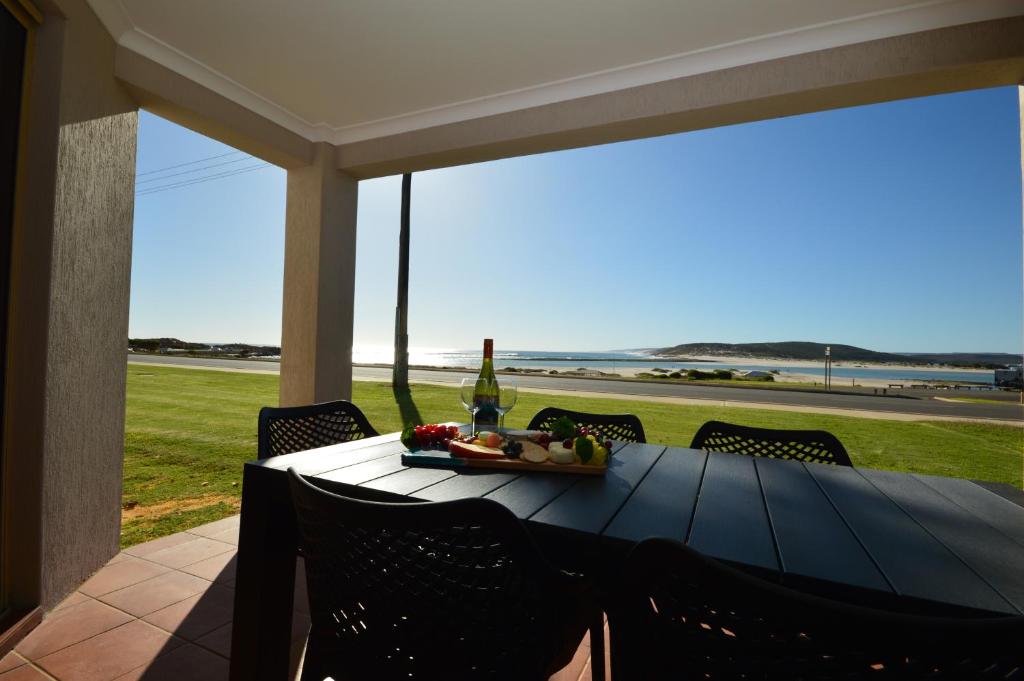カルバリにあるPelican Shore Villa 1- Kalbarri WAのダイニングルーム(海の景色を望むダイニングテーブル付)
