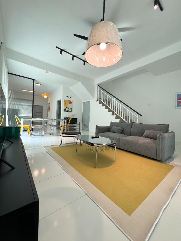 Posezení v ubytování Lake Grove 17 near Tambun 4BR - 8 PAX