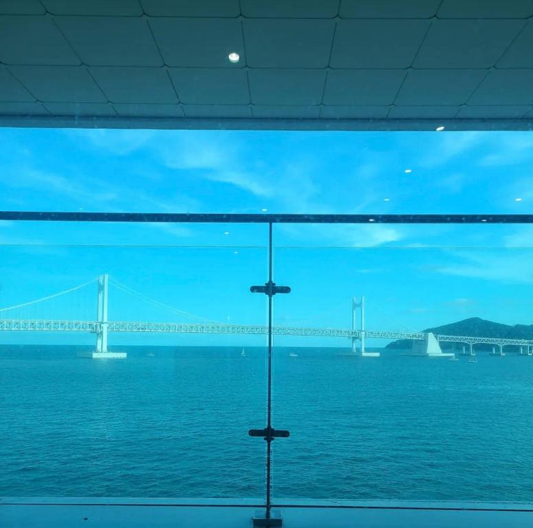 Nuotrauka iš apgyvendinimo įstaigos 광안리#신축#오션뷰헬스장&사우나#무료주차#해변도보1분 mieste Busanas galerijos