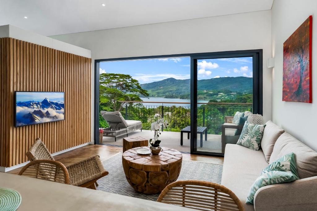 マへ島にあるRed Palm Luxury Villas with Private Poolsのソファとテーブルのあるリビングルーム