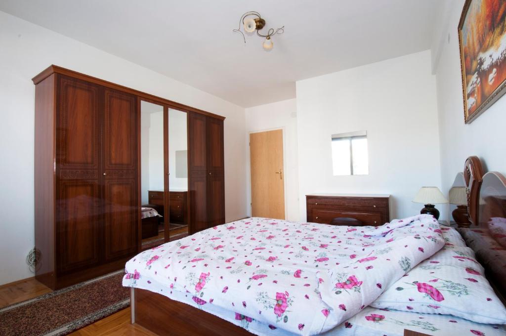 1 dormitorio con 1 cama y armario de madera en Apartment Polaris, en Ohrid