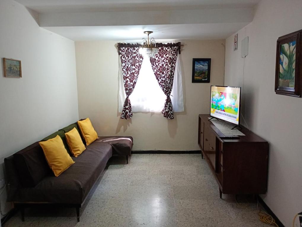 Una televisión o centro de entretenimiento en Departamento entero en Lomas de Sotelo cerca de Polanco