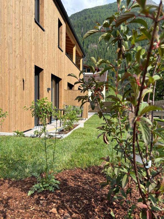 Κήπος έξω από το NEW OPENING "Frechdax - Apartments Stubai" Unique Apartments, near BUS STOP & GROCERY STORE, inkl INFRARED CABIN