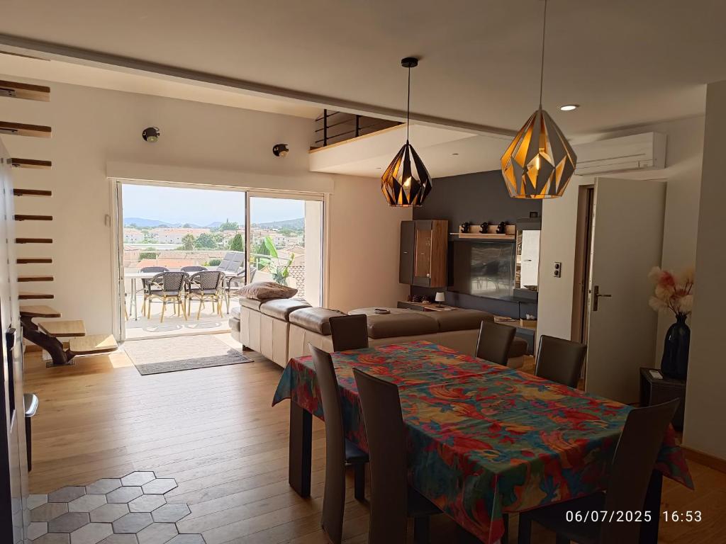 une cuisine et un salon avec une table et une salle à manger dans l'établissement Appartement Design, à La Londe-les-Maures