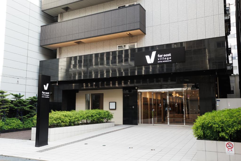 大阪市にあるファーイーストビレッジホテル大阪本町の正面に看板がある建物