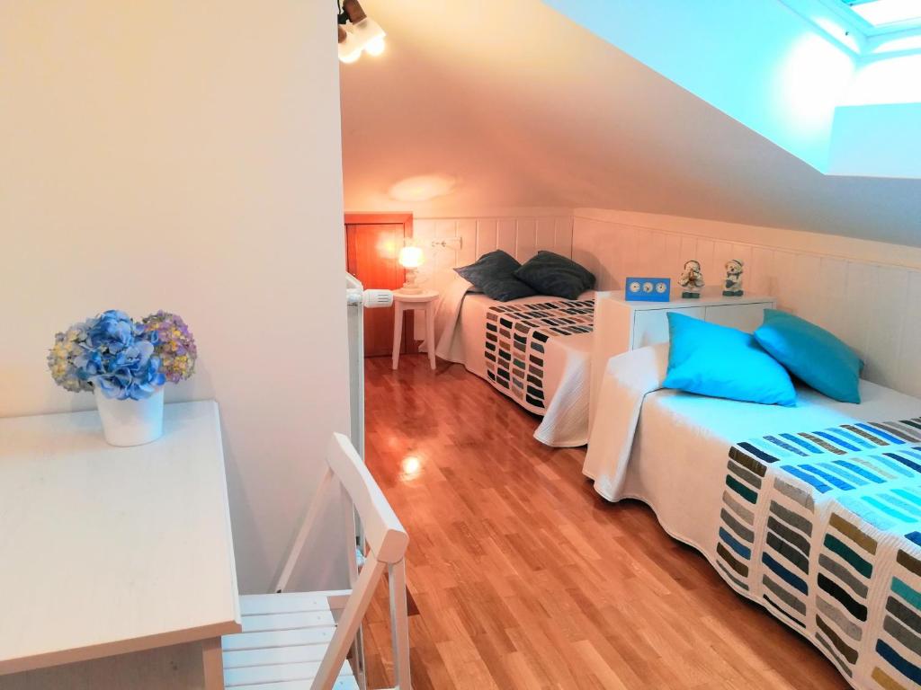 Łóżko lub łóżka w pokoju w obiekcie alaia apartamento