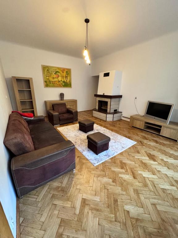 ein Wohnzimmer mit Sofa und Fernseher in der Unterkunft Niecała Twelve - Old Town Hideaway in Lublin
