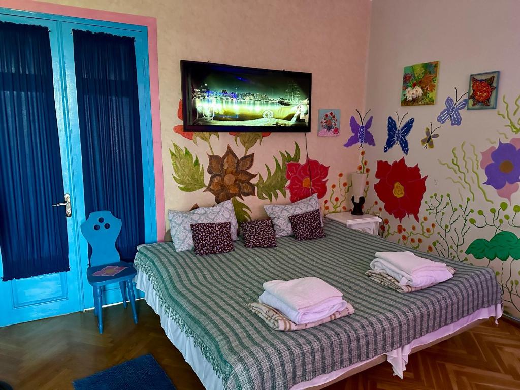 TV a/nebo společenská místnost v ubytování Napoli Nataxtari hotel,pool,bar,kamping