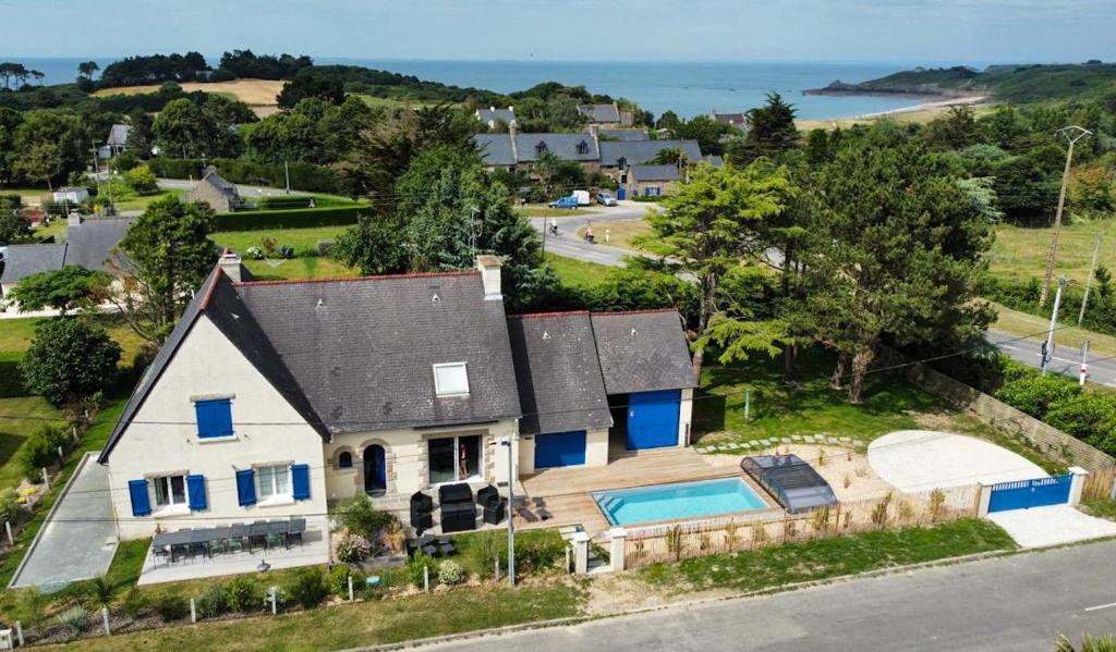 una vista aérea de una casa con piscina en Villa des Daules, en Cancale