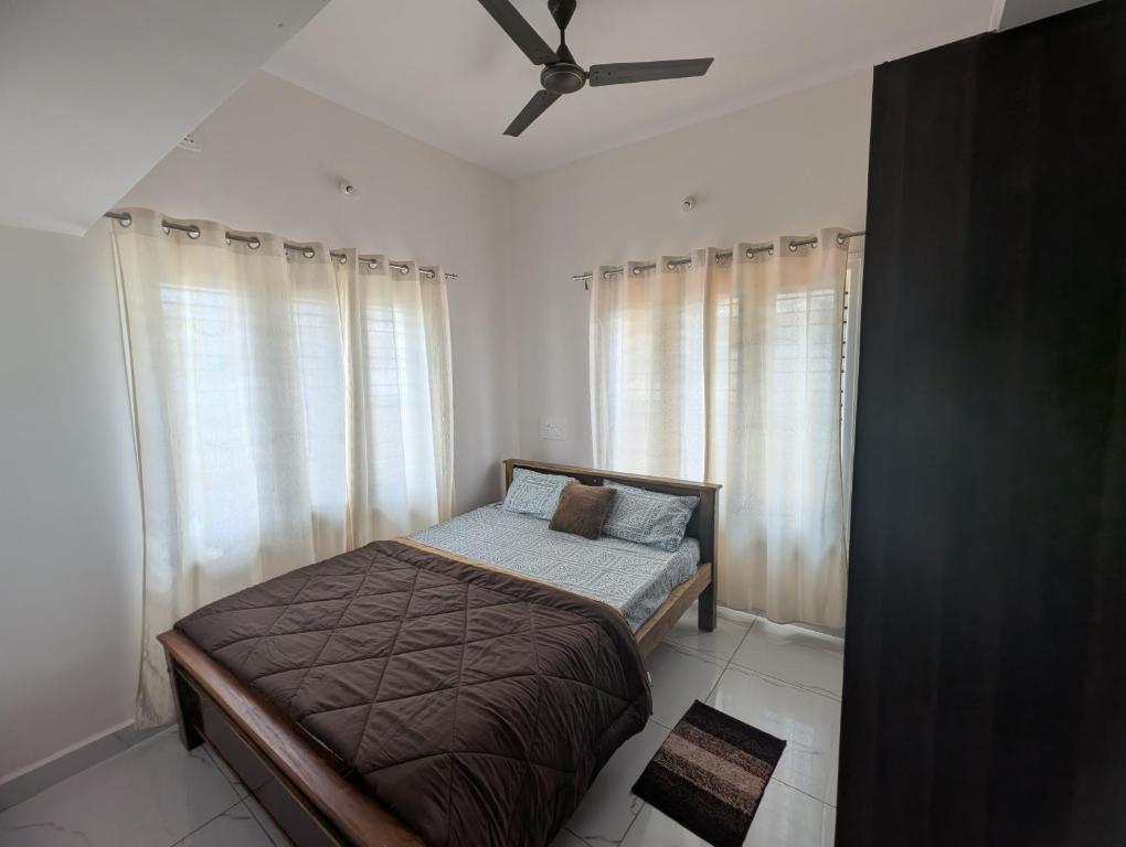 سرير أو أسرّة في غرفة في Elite Homes