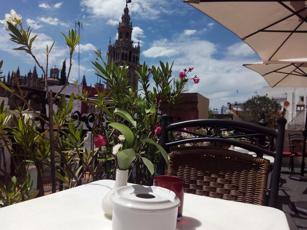 Reštaurácia alebo iné gastronomické zariadenie v ubytovaní Hotel Palacio Alcázar