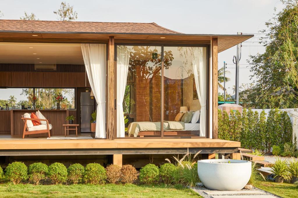 ein Gästehaus mit einem Hauptschlafzimmer im Hinterhof in der Unterkunft Chobjai Hostelry - Chaw Cher Home at Bang Kra Jao in Bang Krasop