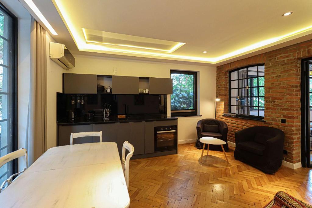 Η κουζίνα ή μικρή κουζίνα στο Charming Little Brick House in Tbilisi - By Wehost