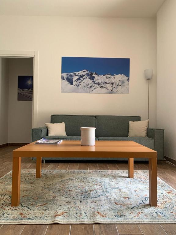 a coffee table in a living room with a couch at Centralissima e comoda agli impianti di risalita - La Casa Rosa - Limone Piemonte in Limone Piemonte