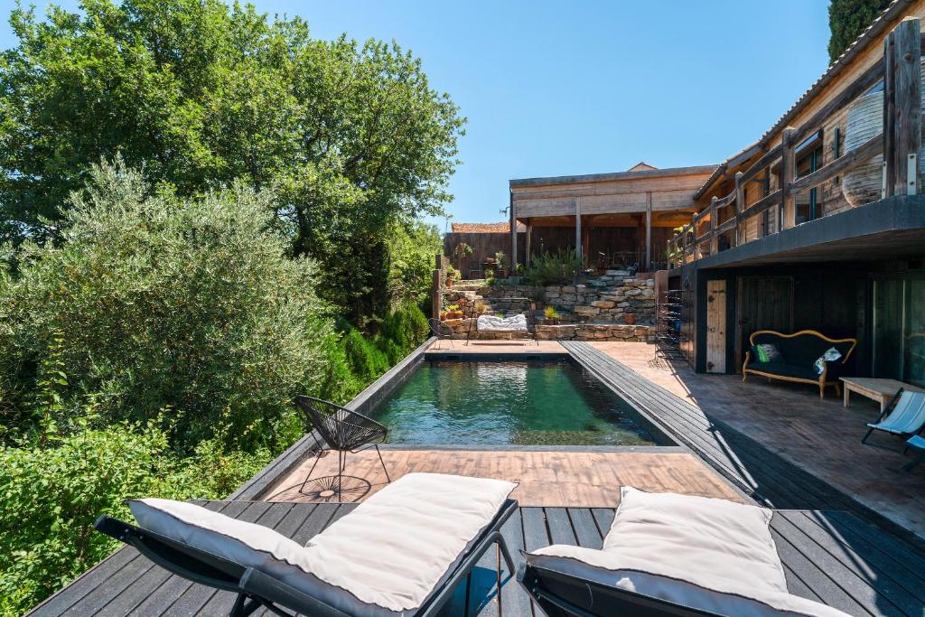 una piscina con 2 sillas en una terraza en Maisonk Provence, en Villedieu
