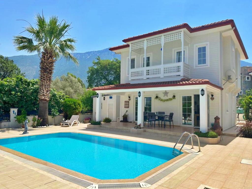 een huis met een zwembad voor een huis bij Baba View Apart in Fethiye