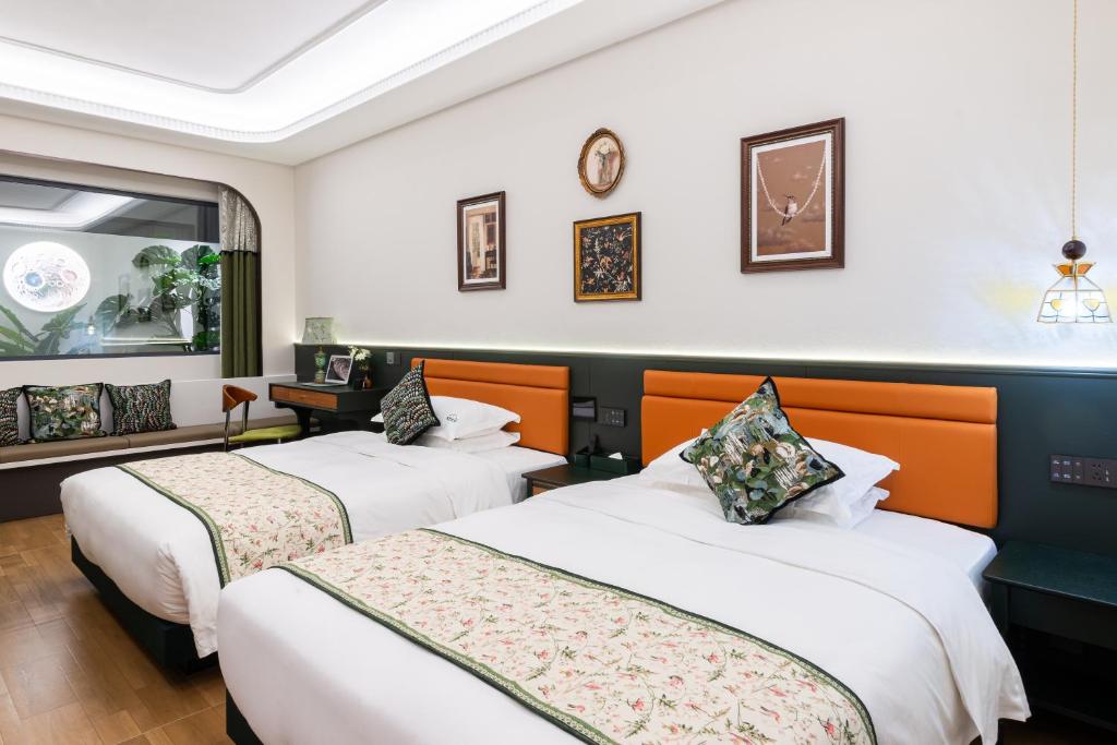 Postel nebo postele na pokoji v ubytování Vishan Garden Boutique Hotel 厦门维尚花园潮宿 中山路步行街店