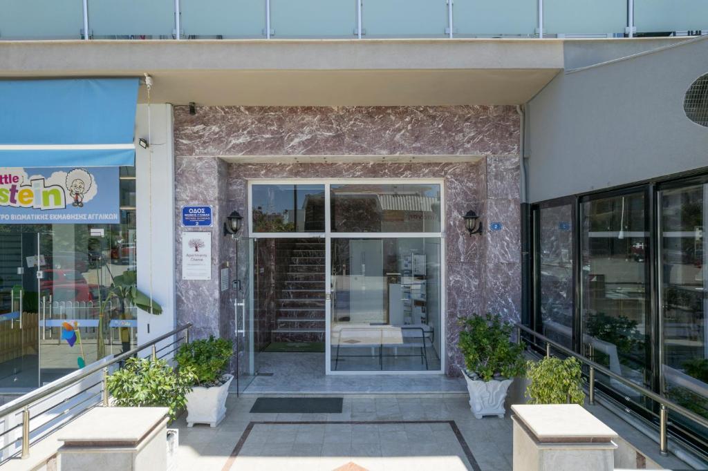 una entrada a un edificio con una puerta de vidrio en Apartments Chania, en La Canea