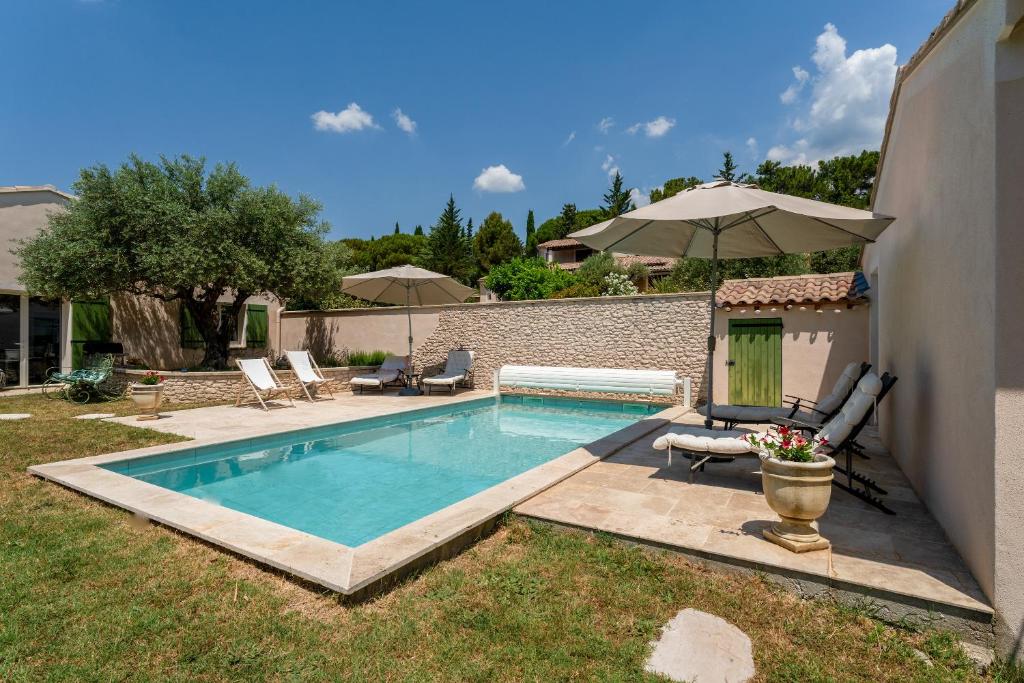 une piscine dans l'arrière-cour d'une maison dans l'établissement Lou Cigaloun, à Bédoin