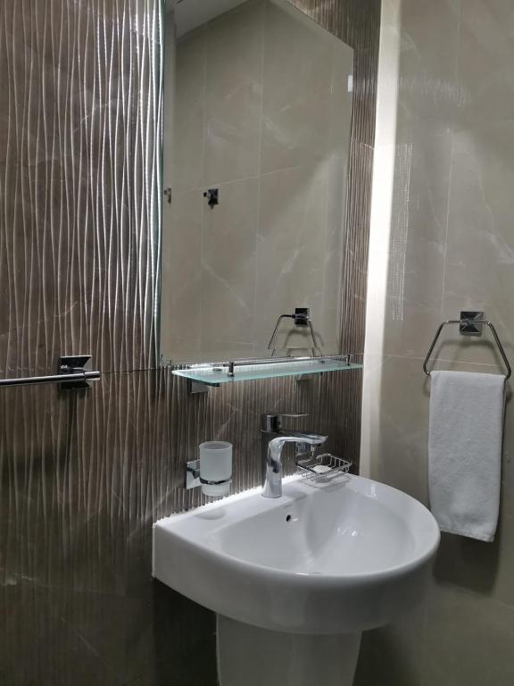 Un baño de Saray Musheireb Hotel Suites and Apartment