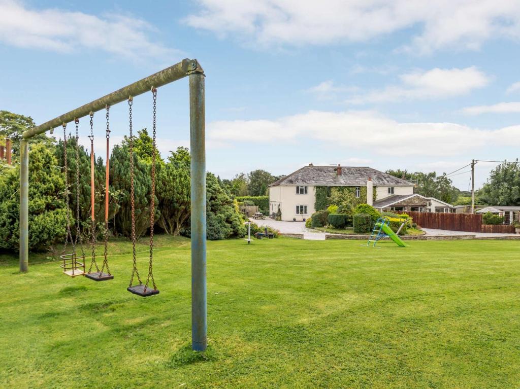 Sân chơi trẻ em tại 8 Bed in Clovelly 85428