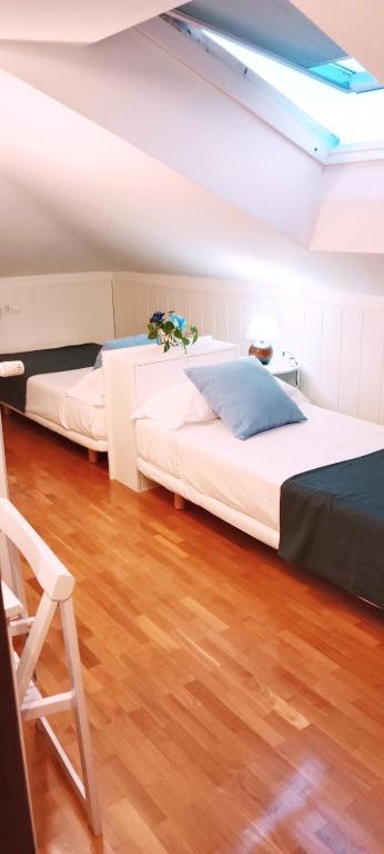 Łóżko lub łóżka w pokoju w obiekcie alaia apartamento