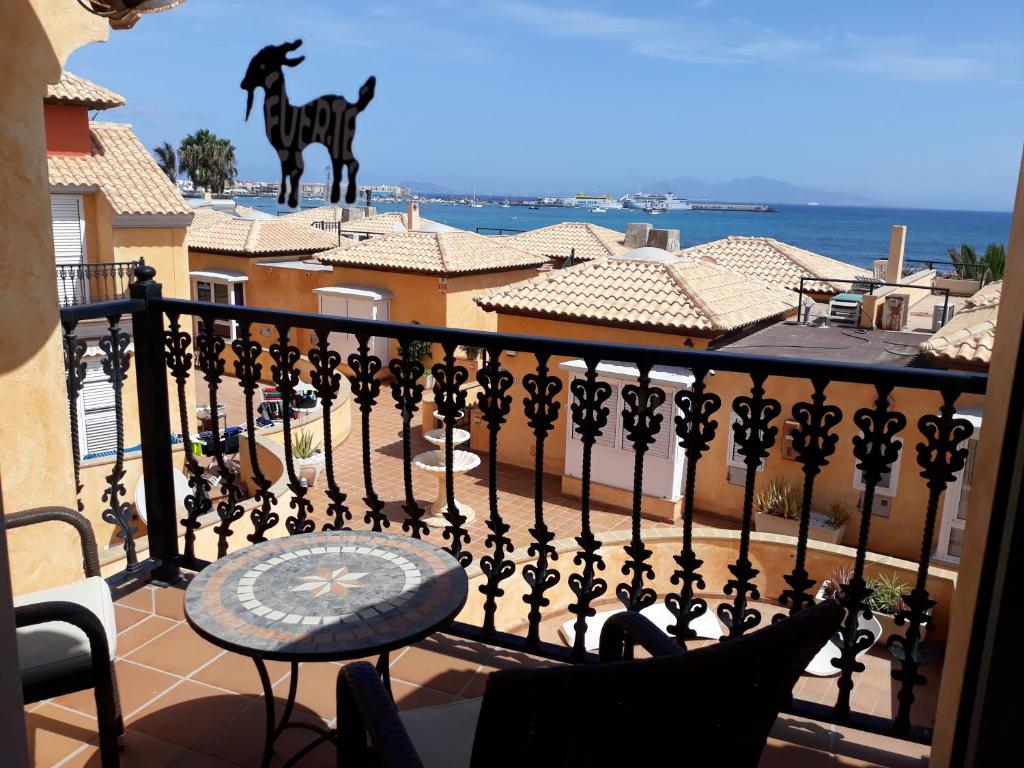 eine Statue eines Pferdes, das auf einem Balkon steht in der Unterkunft SeaHaus Fuerte in Corralejo