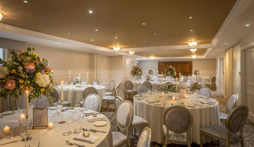 Restoran või mõni muu söögikoht majutusasutuses Court Yard Hotel