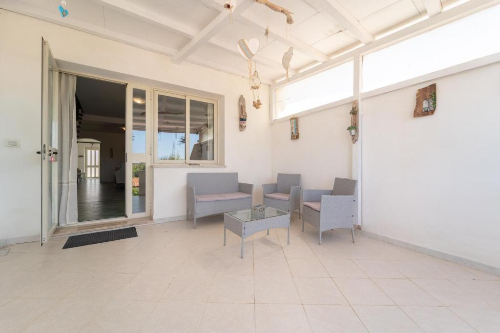 a living room with chairs and a table at La Casetta di Cicci in Putifigari