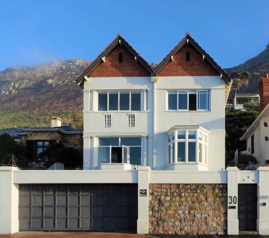 uma grande casa branca com garagem em The Quinmatro, with pool and garage em St James