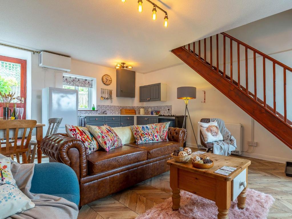 una sala de estar con un sofá y una mesa en 2 Bed in South Molton 78303, en Kings Nympton