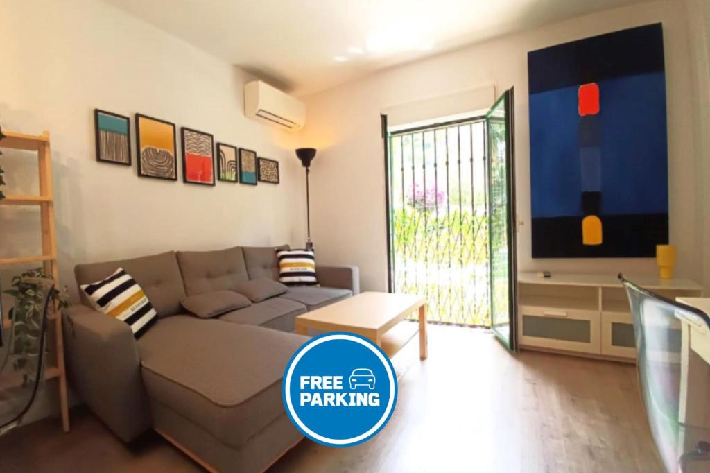 ein Wohnzimmer mit Sofa und Fernseher in der Unterkunft Calle Agua Center&Parking&Woodland in Málaga